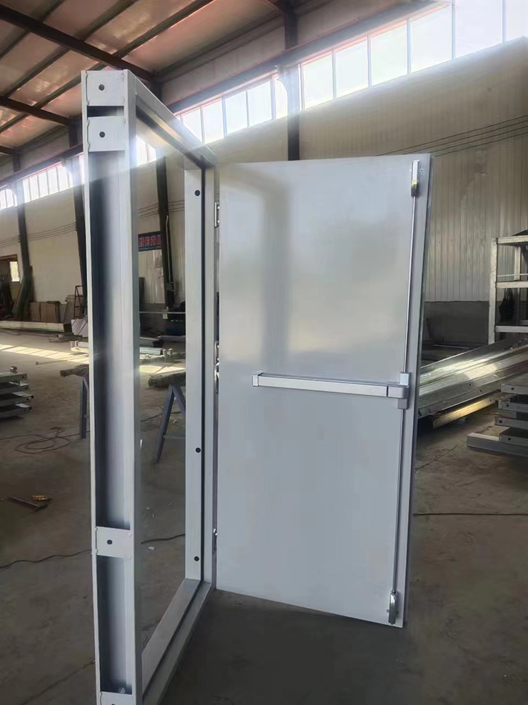 �������L���T